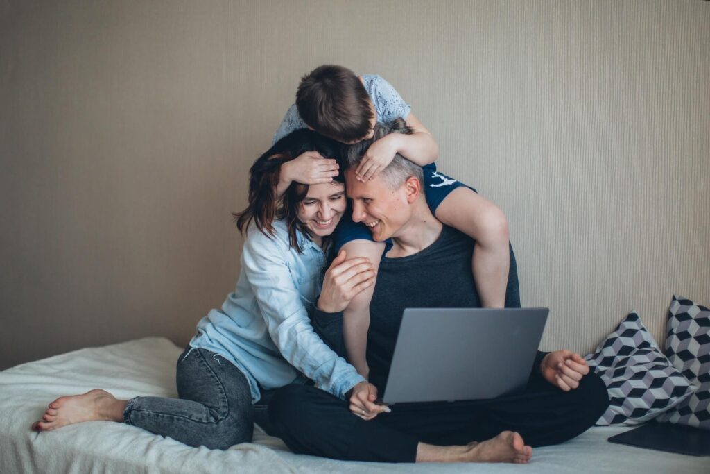 Perhe kotona tietokoneen ääressä